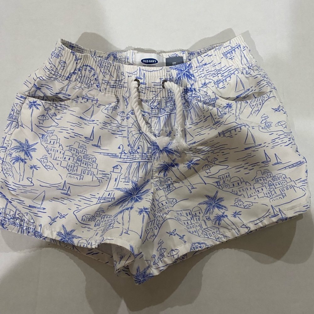 Old Navy toddler white shorts with island pattern lined in blue size 3t